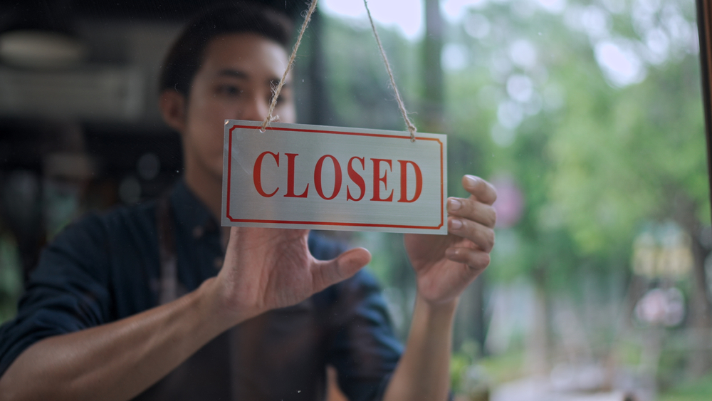 Closed business sign representing business interruption insurance claim in Manhattan