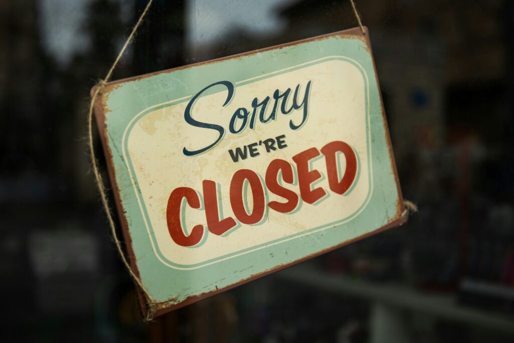 Closed business sign representing business interruption insurance claim in Connecticut